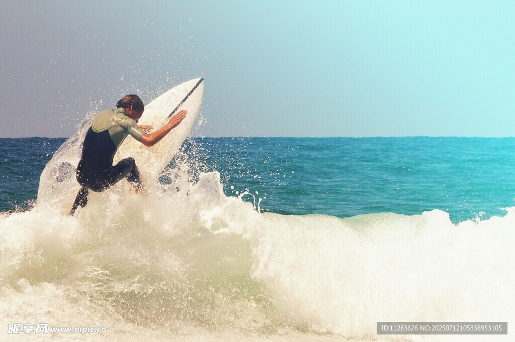 冲浪者在碧海蓝天中驰骋