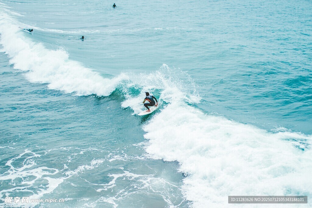 海上冲浪者乘风破浪