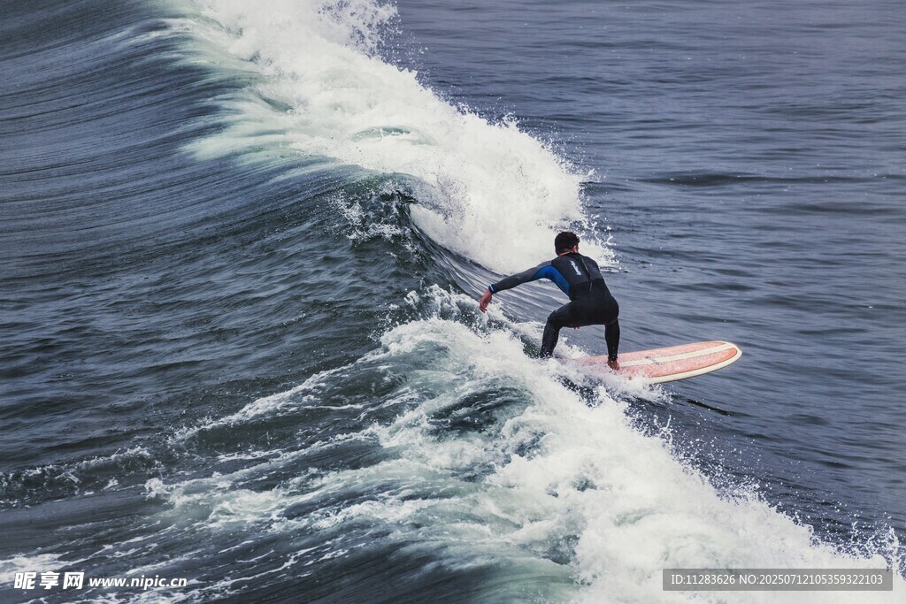海上冲浪者展现动感身姿