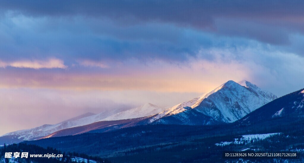 壮丽雪山日出美景