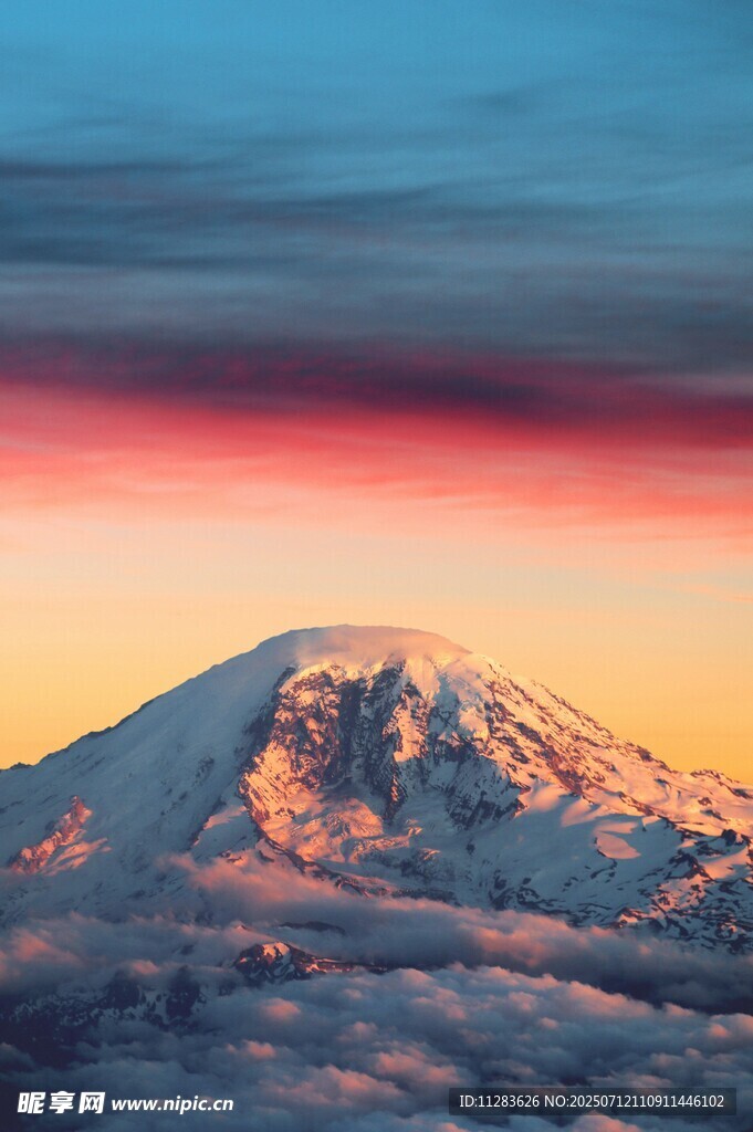 壮丽雪山日出美景