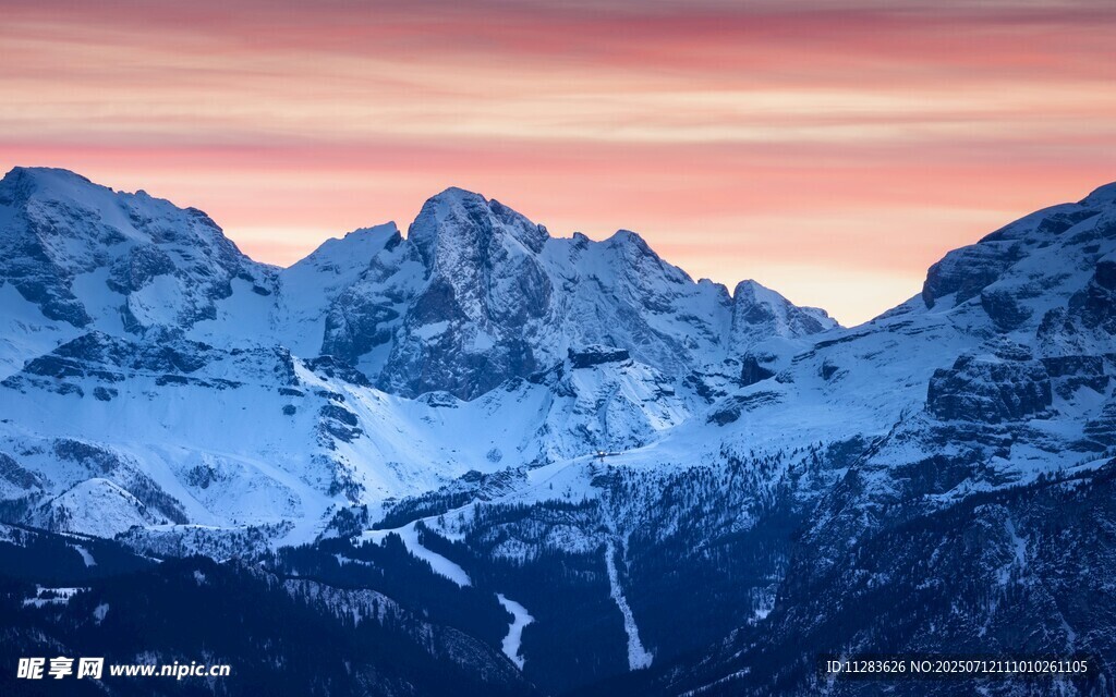 壮丽雪山日出美景