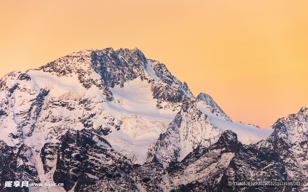 壮丽雪山日出美景