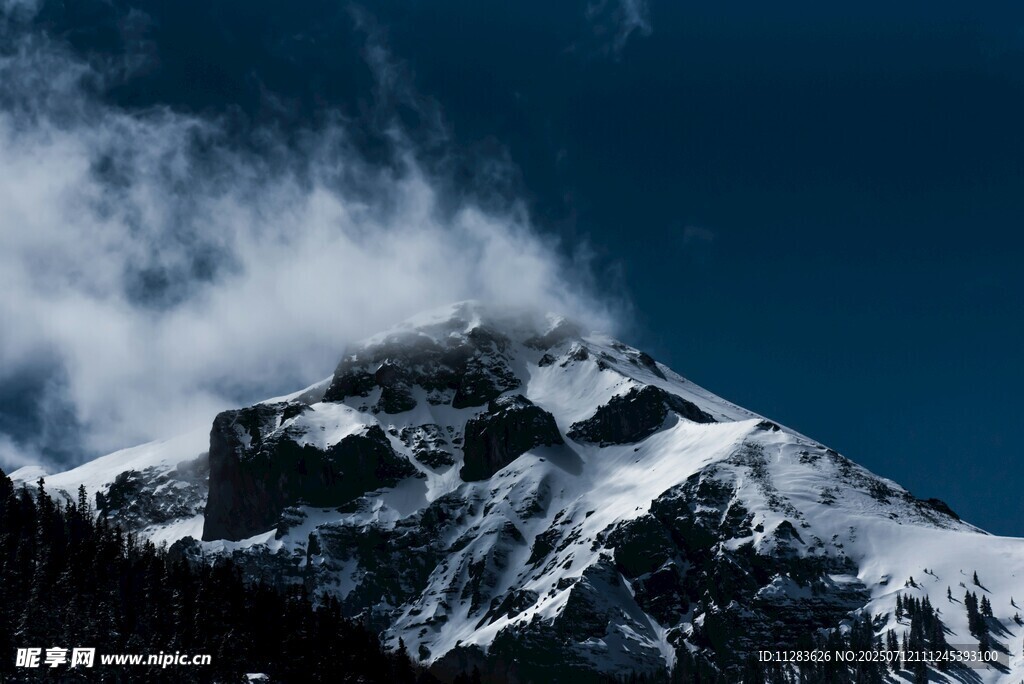 巍峨雪山云雾缭绕
