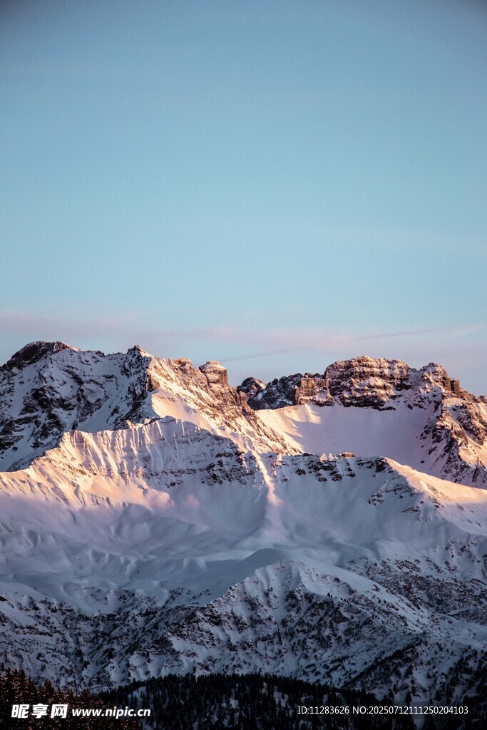 雪山壮丽日出美景