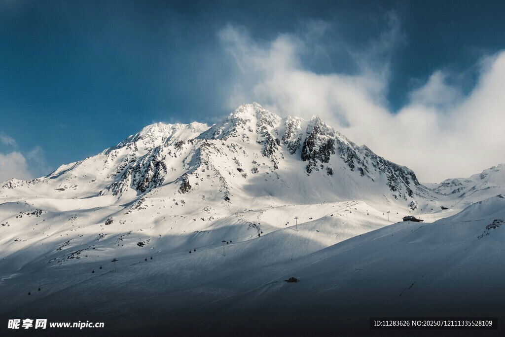 巍峨雪山壮丽景致