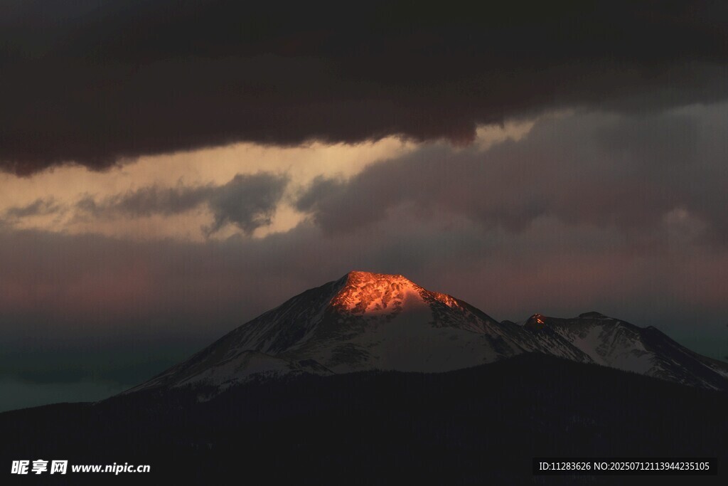 夕阳下闪耀的壮丽山峰
