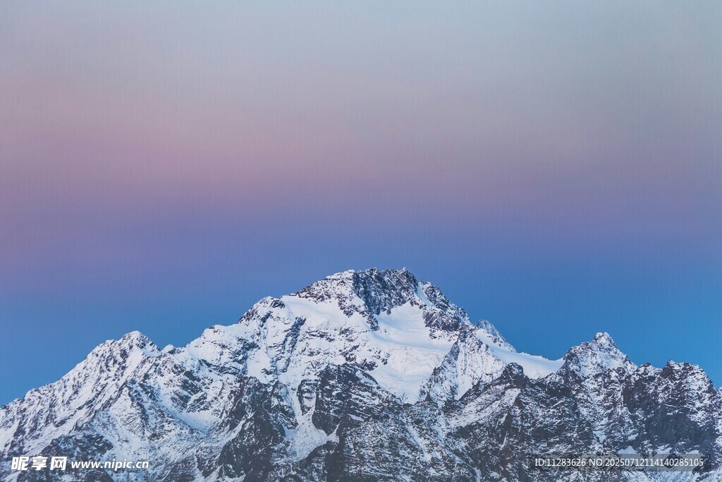 雪山壮丽美景