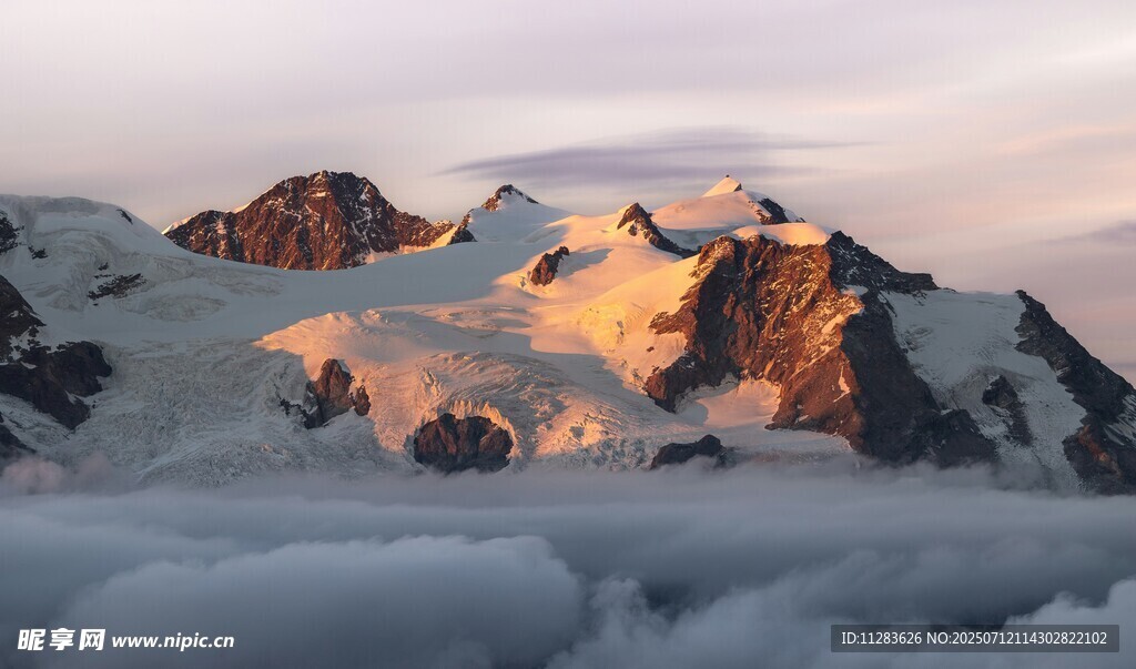 雪山云海间的壮丽日出