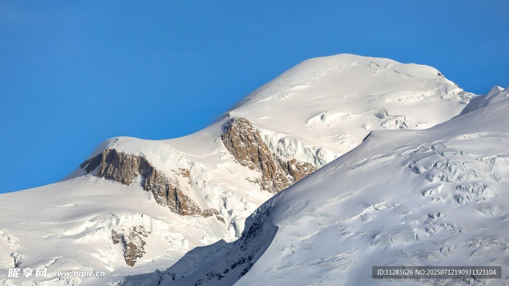 雪山壮丽景致