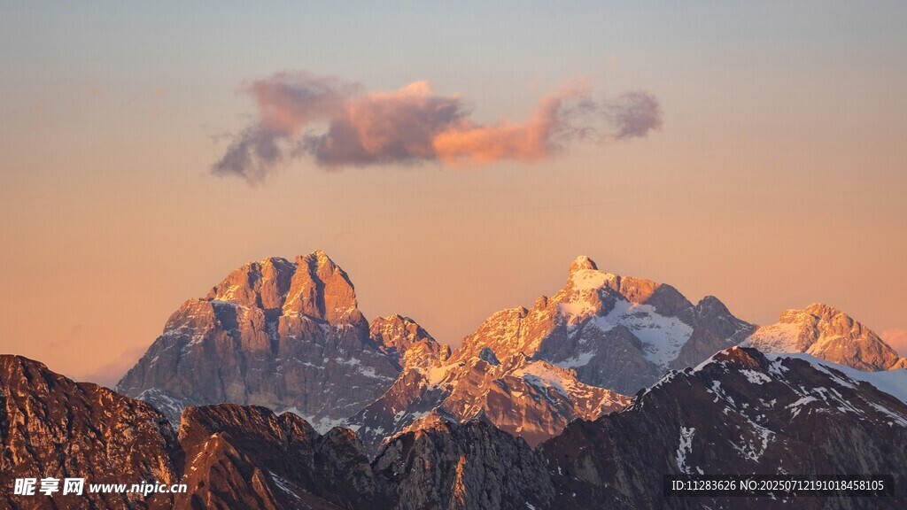 壮丽雪山日出美景