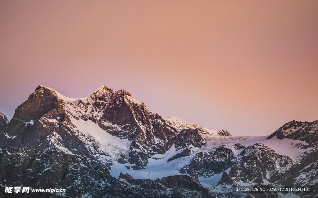 壮丽雪山日出美景