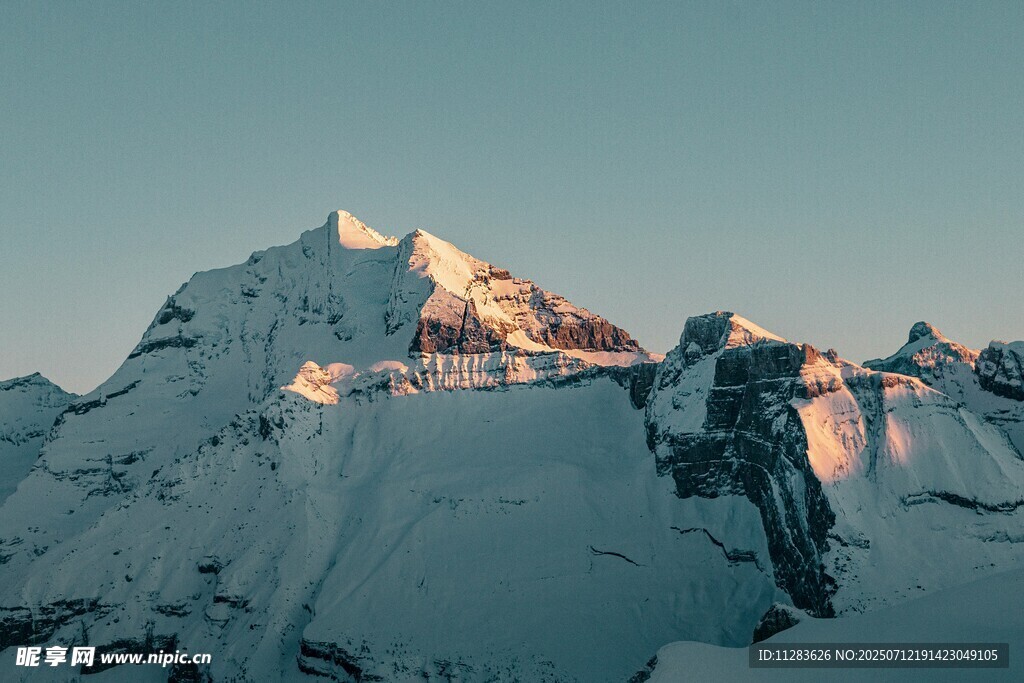 雪山壮丽美景