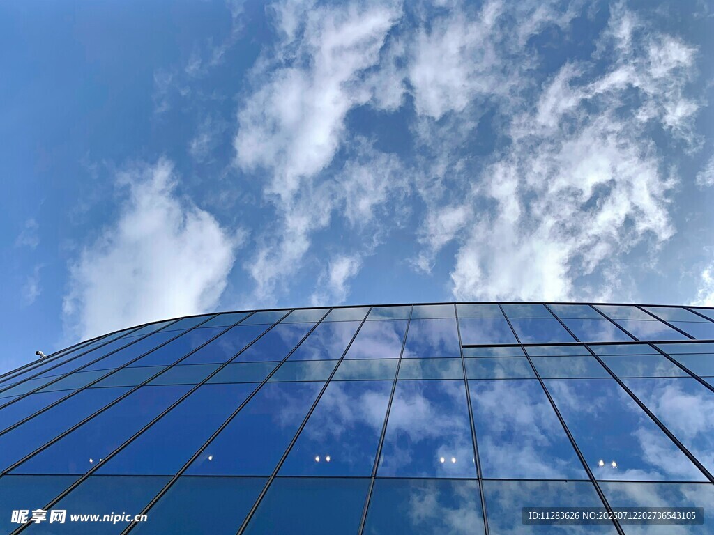 蓝天映衬下的现代玻璃建筑
