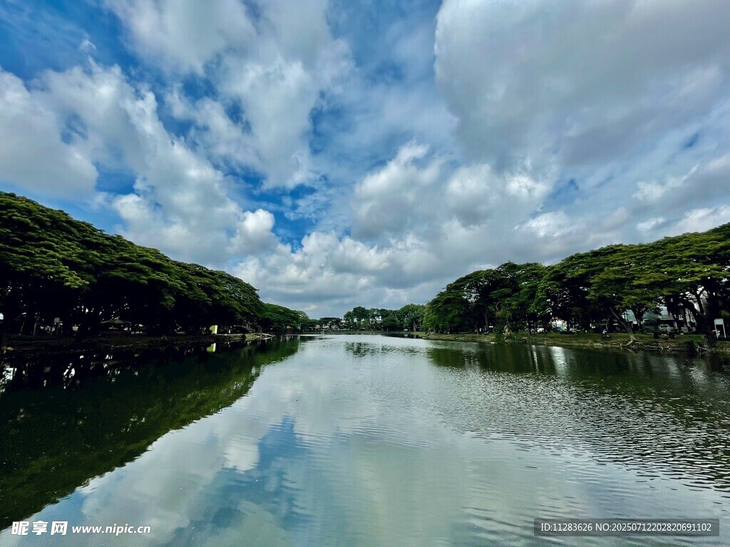 宁静山水倒影美景