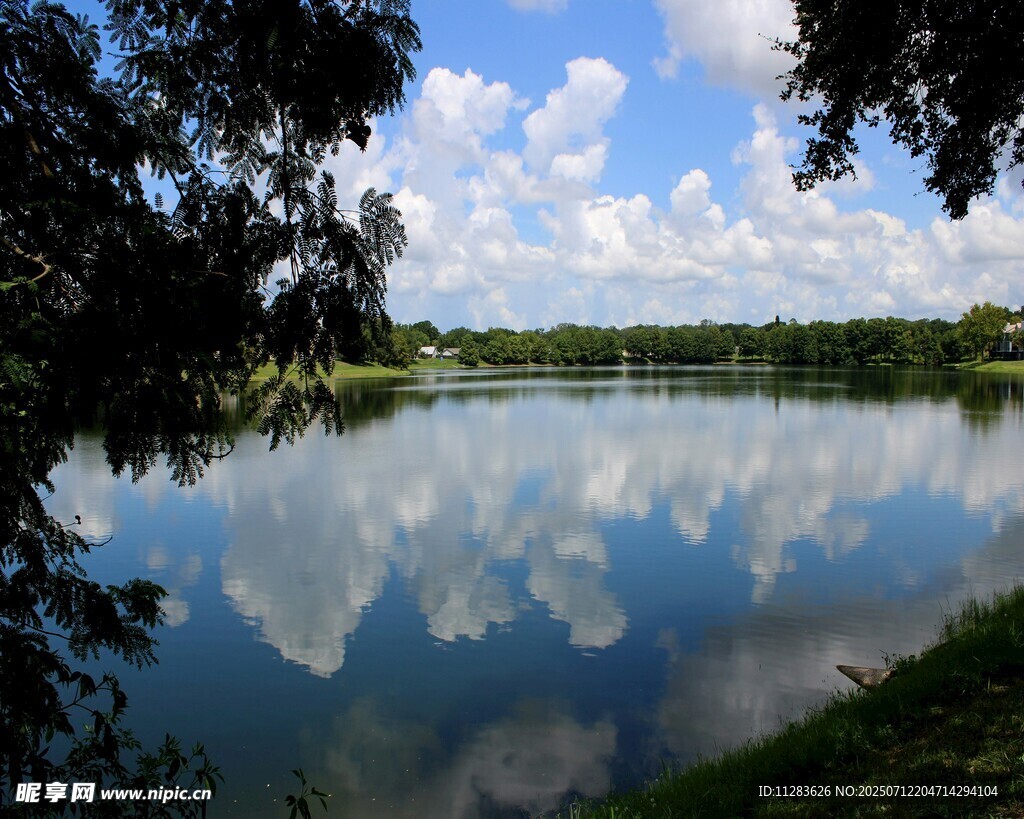 湖畔蓝天绿树倒影美景