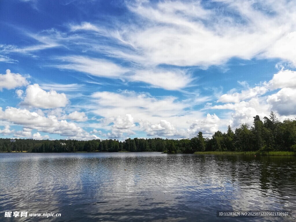 宁静湖畔蓝天白云美景