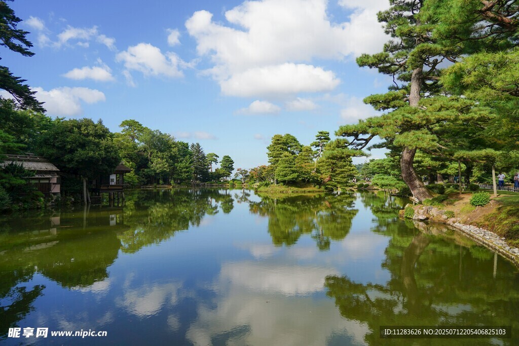 宁静湖畔风光