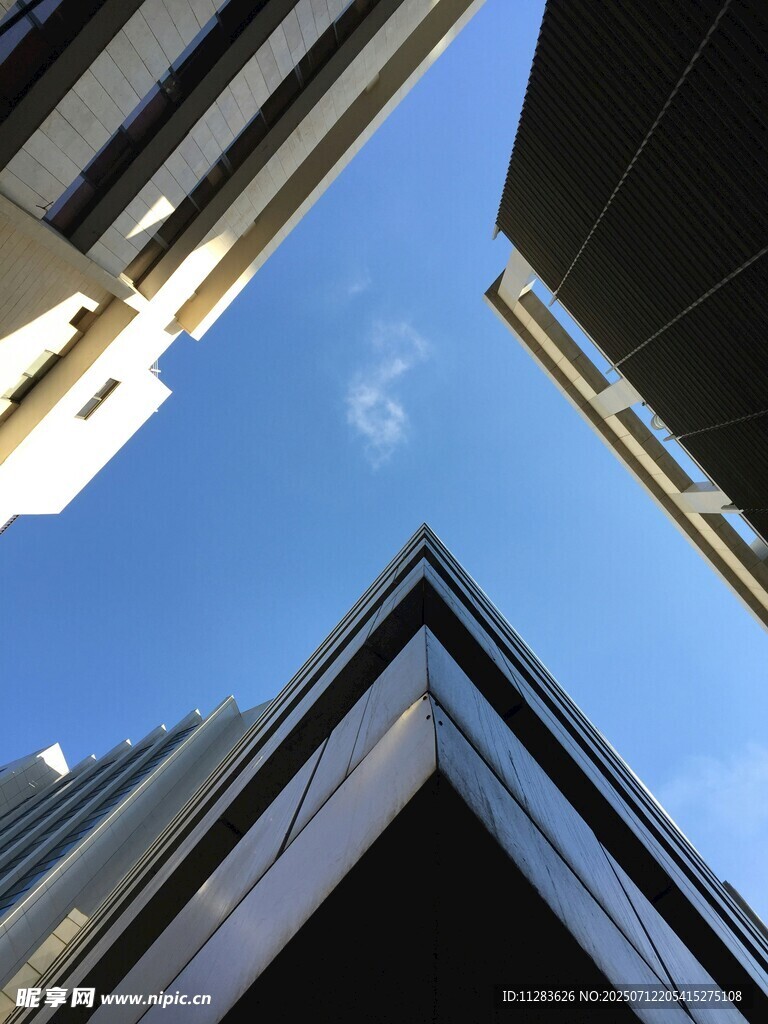 仰视城市高楼建筑
