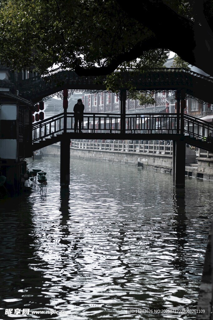 水乡木桥横跨碧波之上