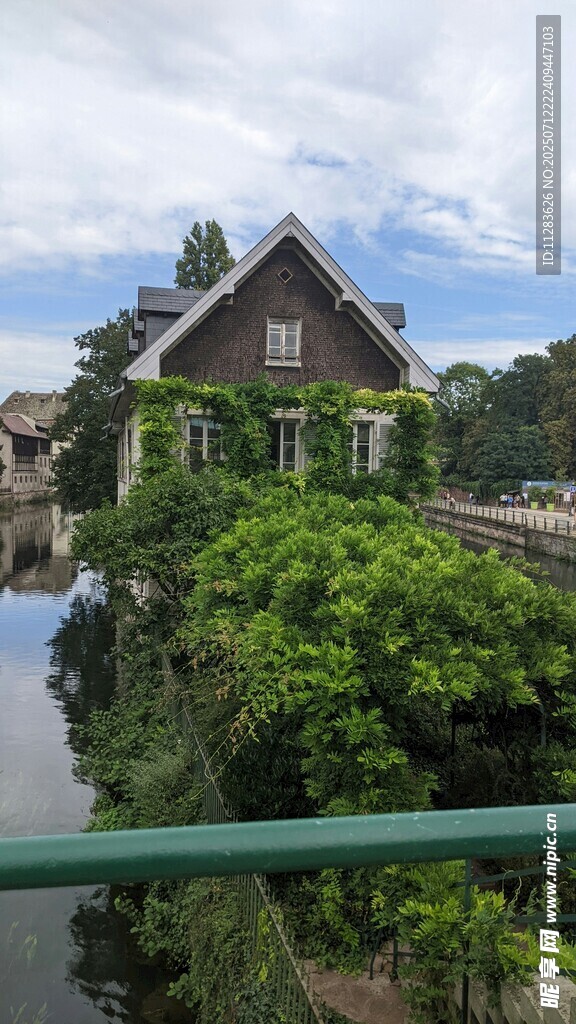 河畔绿植环绕的温馨小屋