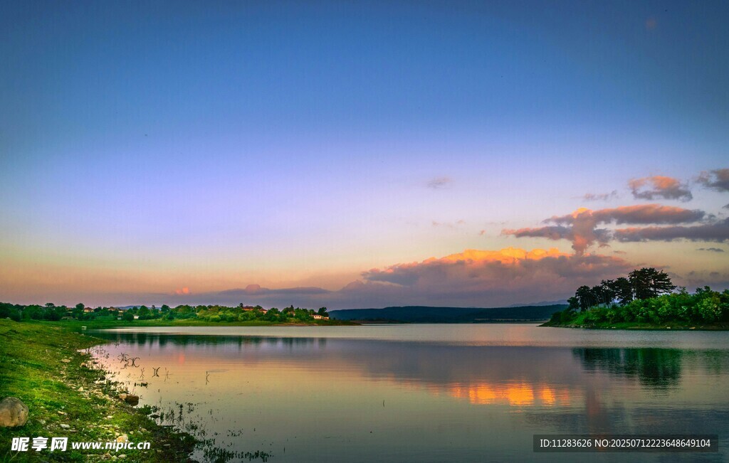 湖畔黄昏美景