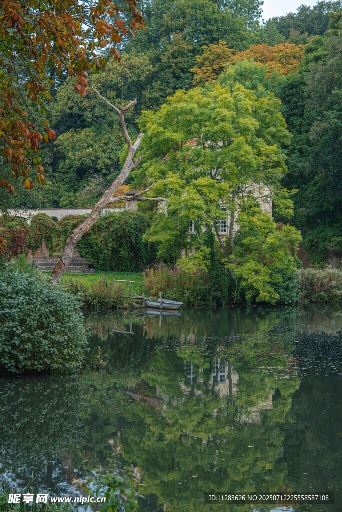 湖畔绿树石桥秋日美景