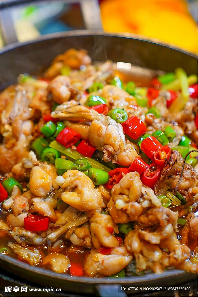 美味香辣牛蛙锅