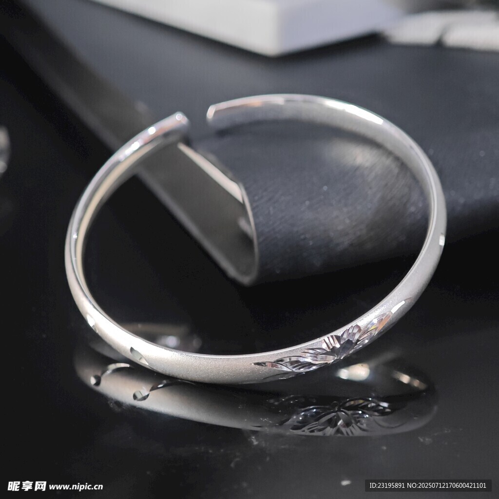 简约开口银戒指特写