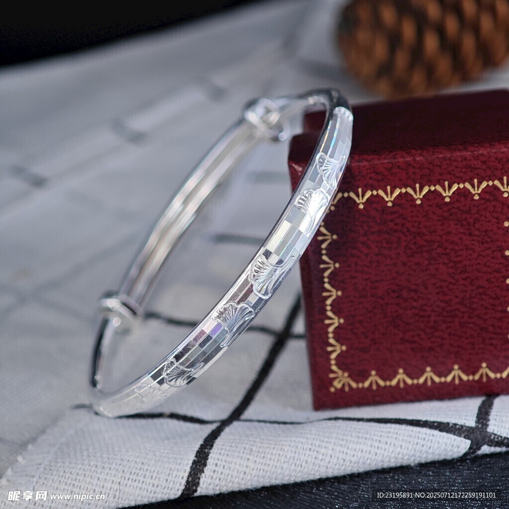 精致银手镯特写