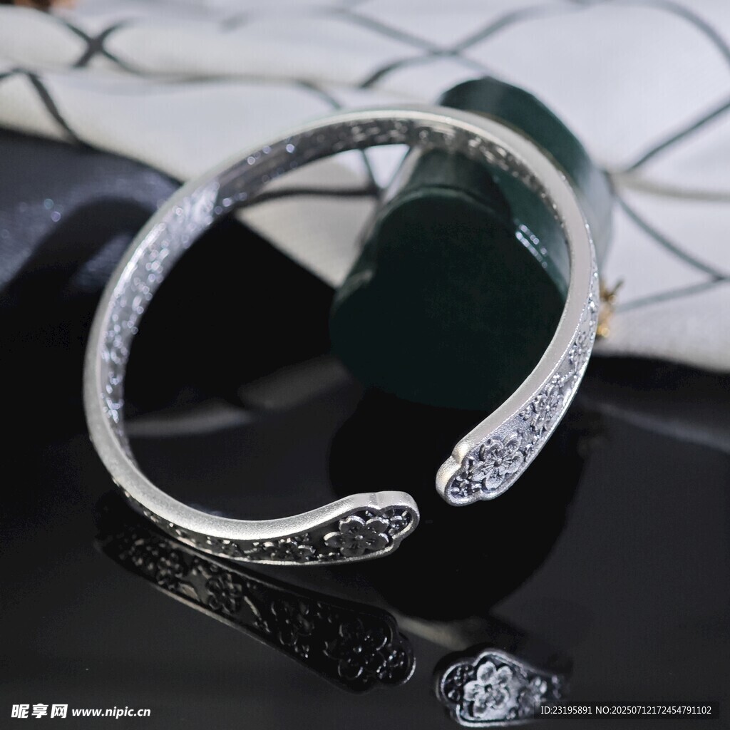 精致银手镯特写