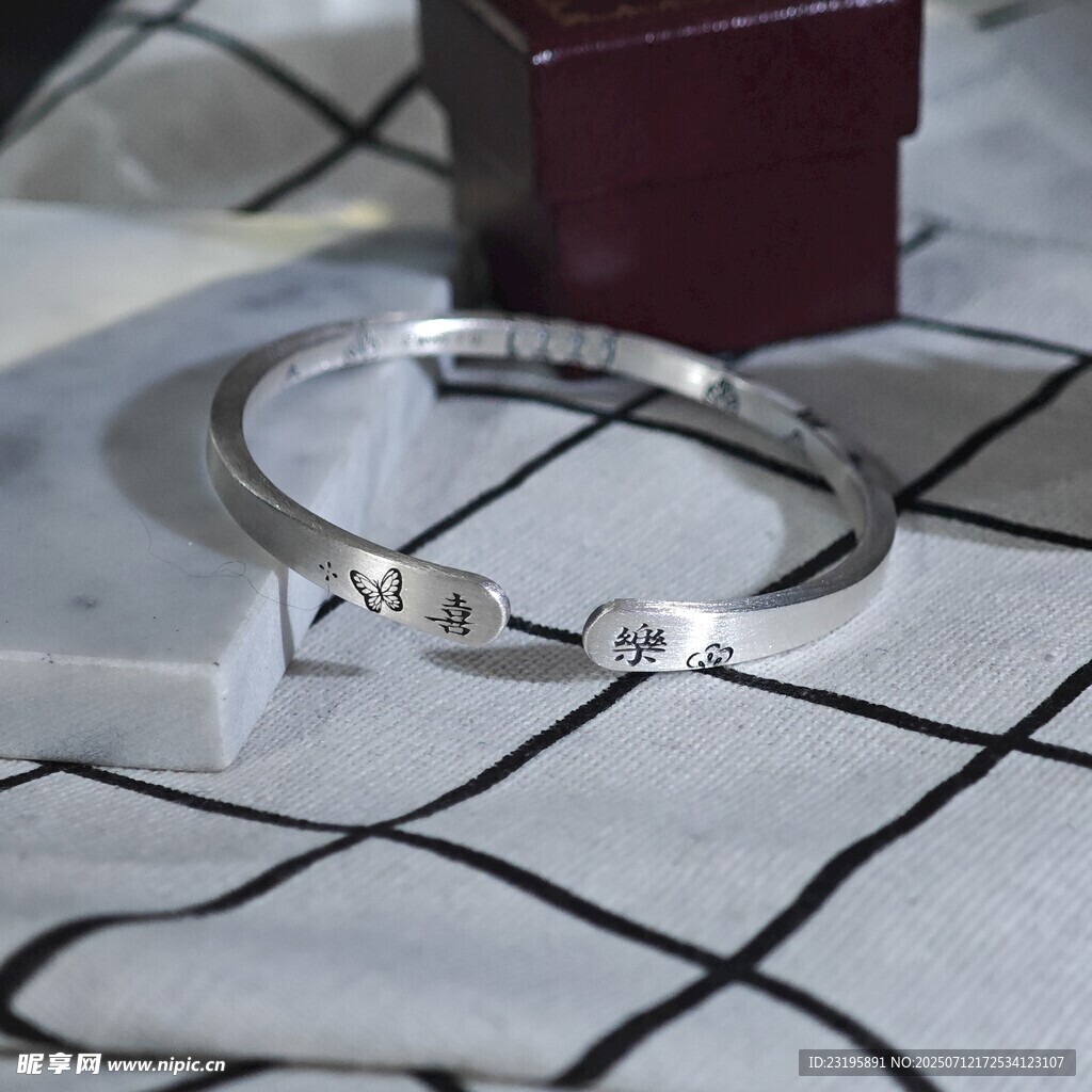 简约银手镯饰品展示