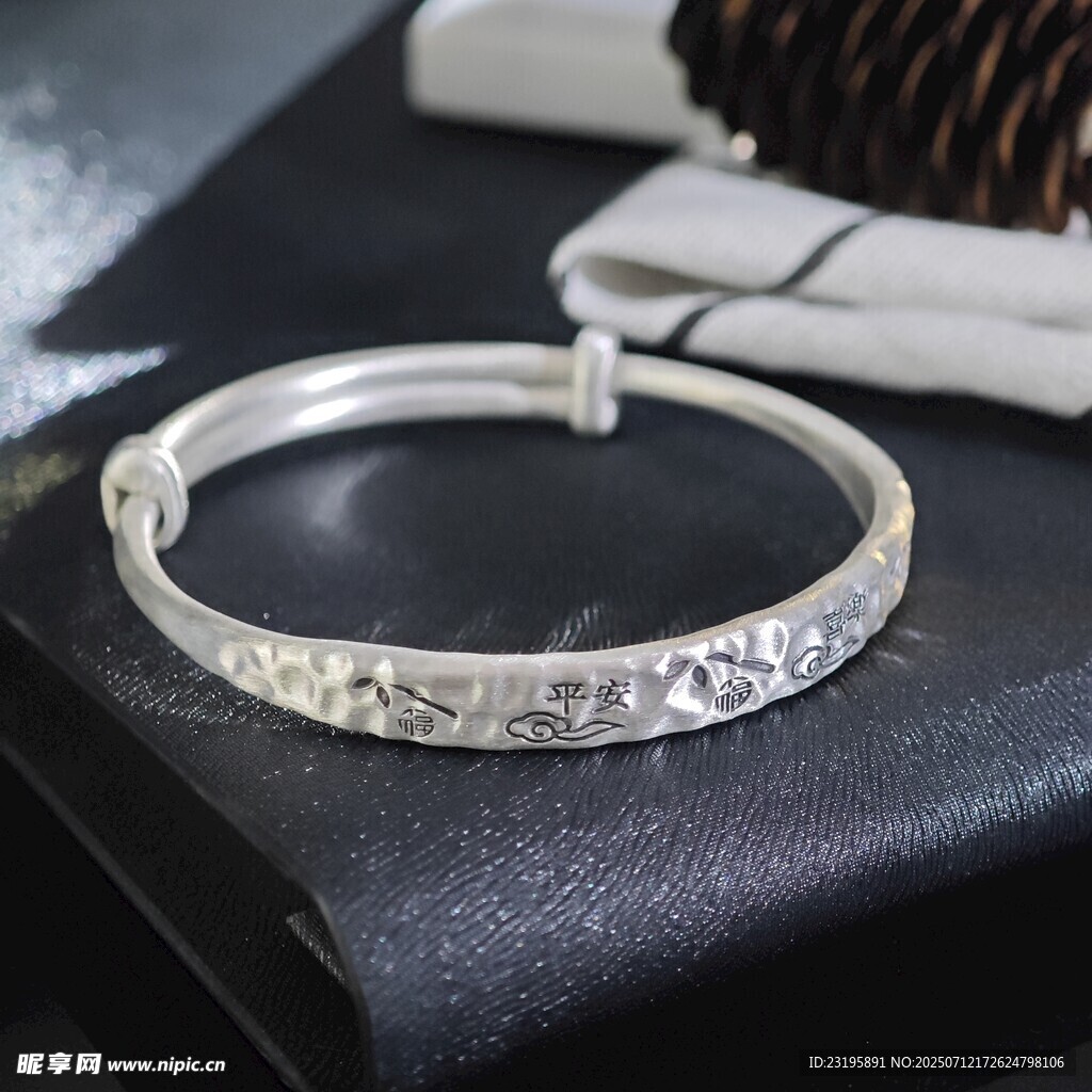 精致银手镯饰品展示