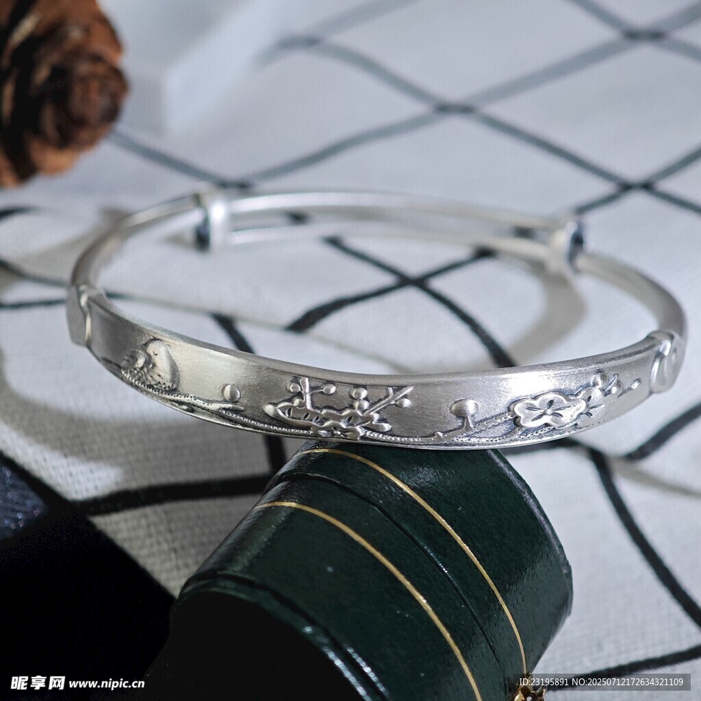 精美银手镯特写