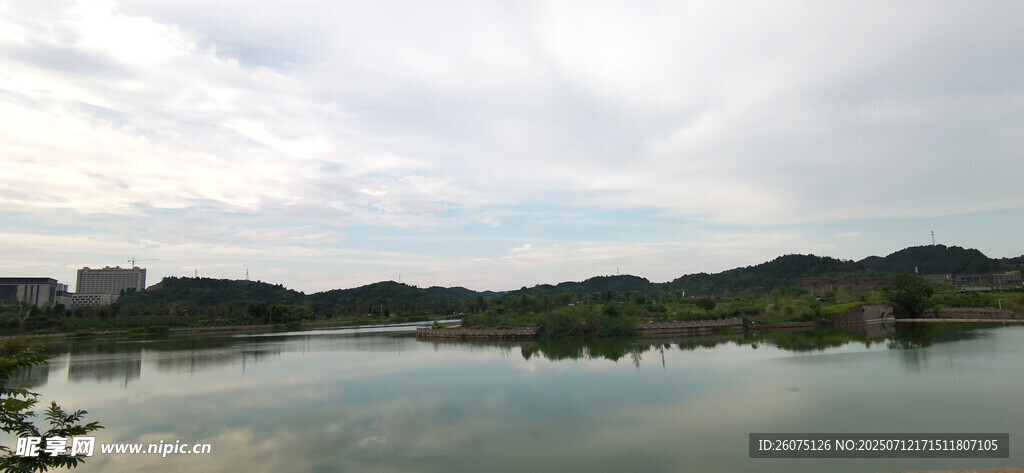 宁静湖畔风光