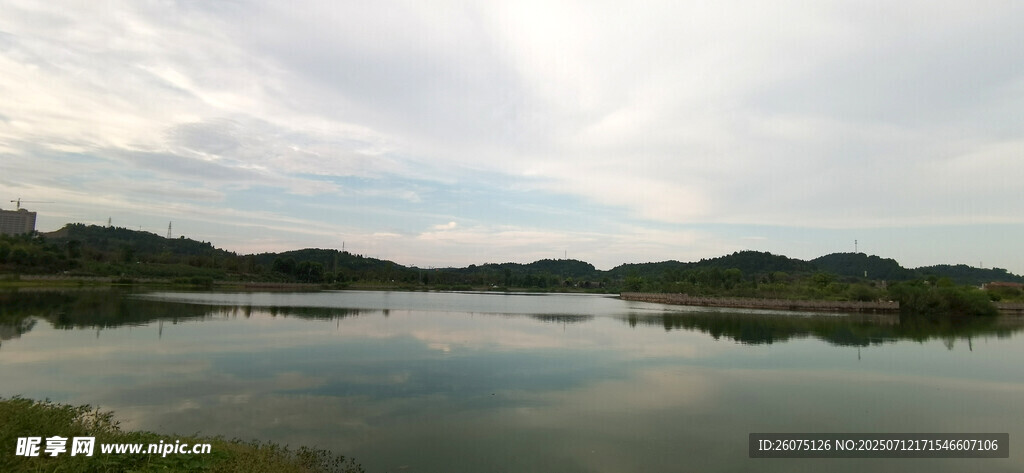 宁静湖畔水天一色