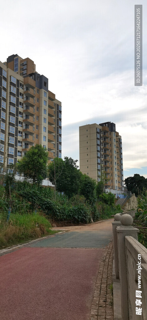 城市中健康步道与路旁的高层住宅