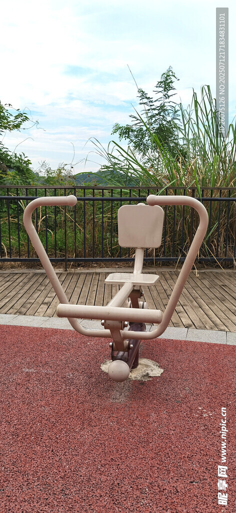 户外红色地面健身器材