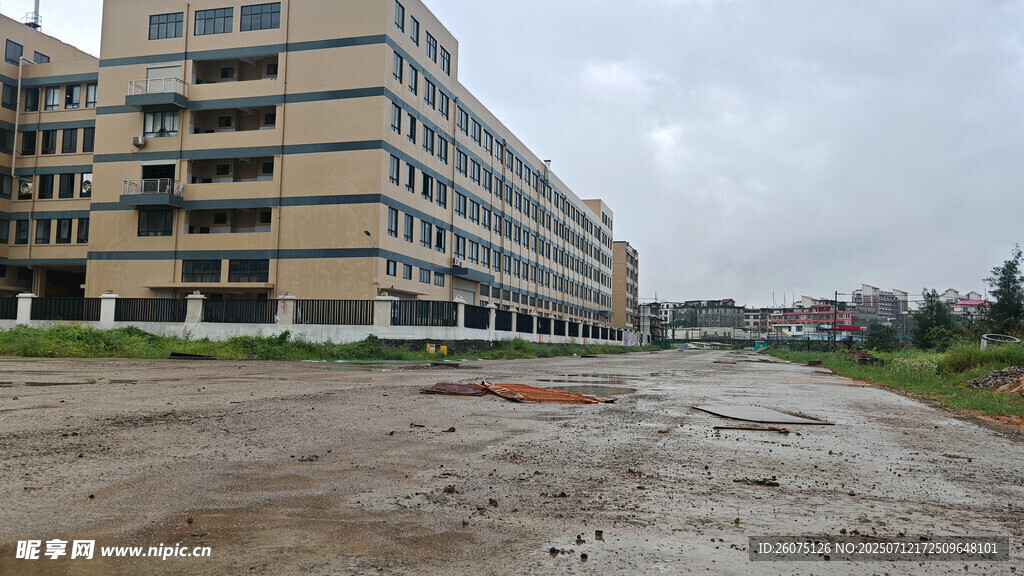 新建多层建筑旁空旷场地