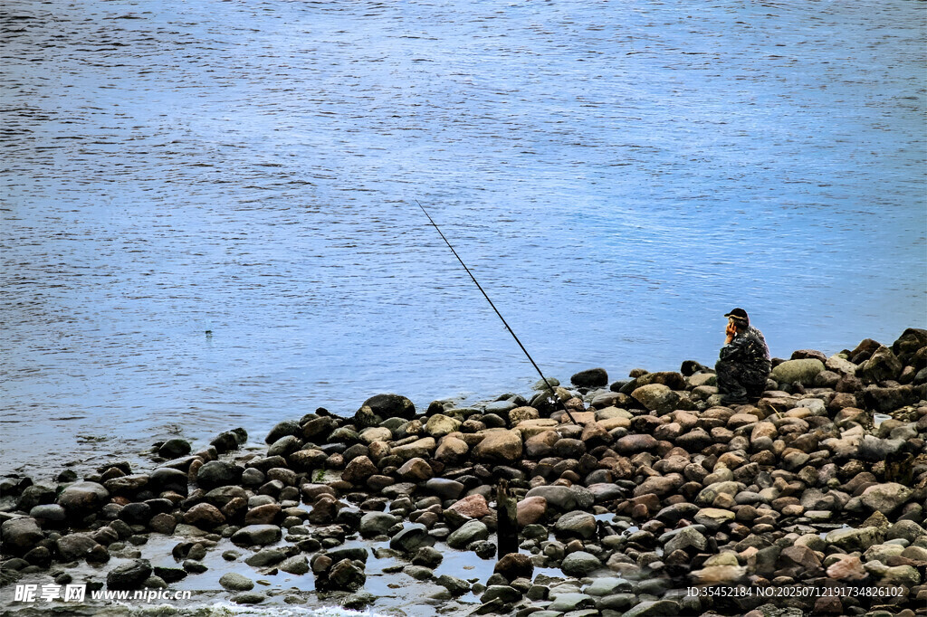海边独钓者