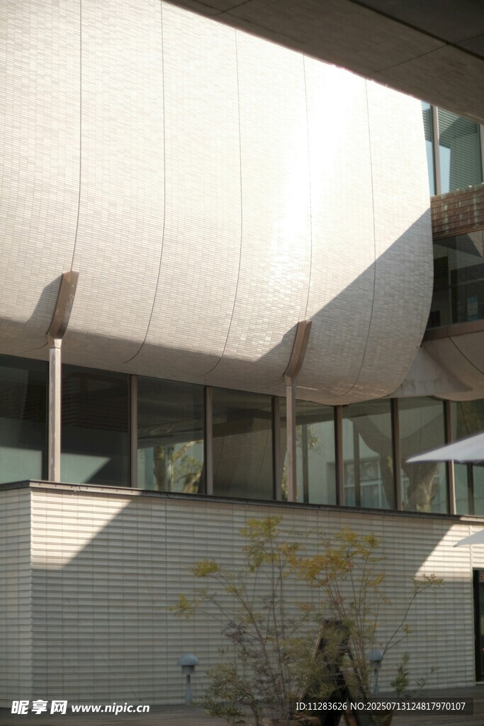 现代风格建筑外观一角