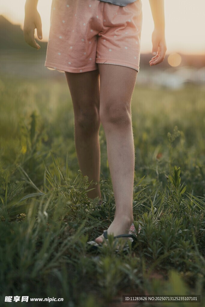 漫步草地的孩童身影