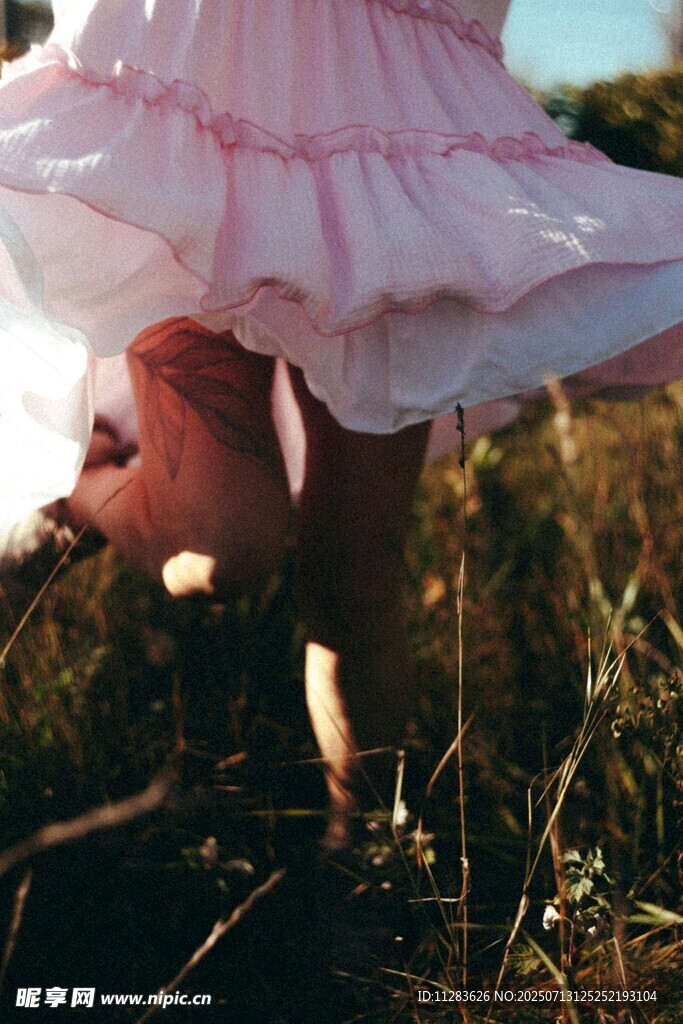 女孩裙摆下的可爱玩偶