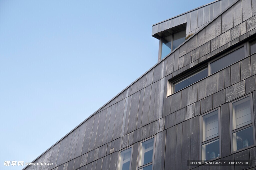 现代风格金属外墙建筑一角