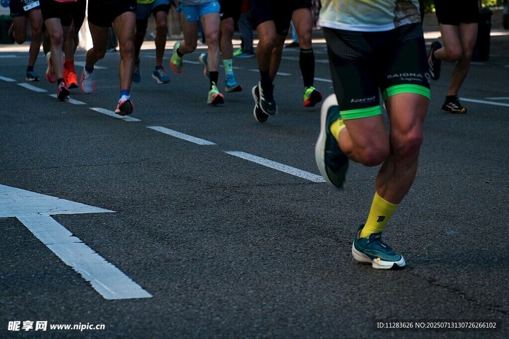 夜跑人群的活力瞬间