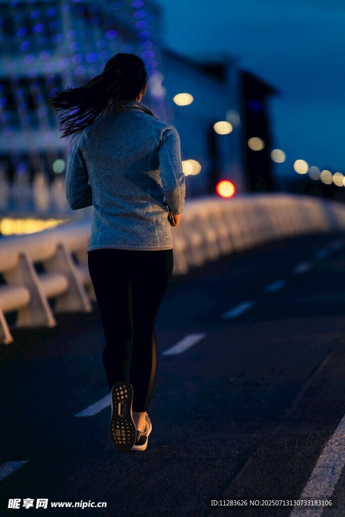 夜跑中的活力身影