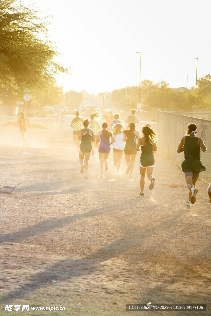 阳光下的活力奔跑队伍