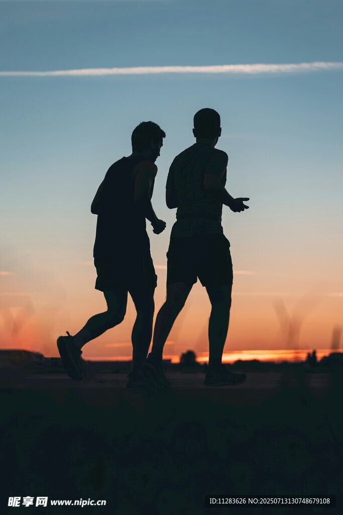 夕阳下的两人奔跑剪影