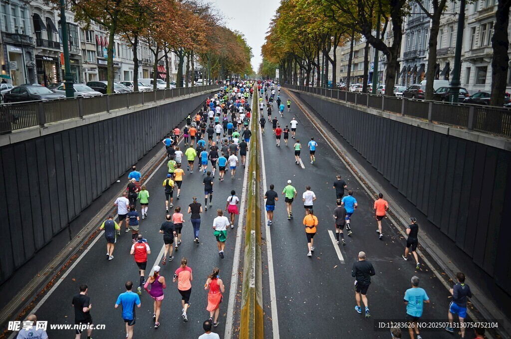 城市道路上的热闹马拉松