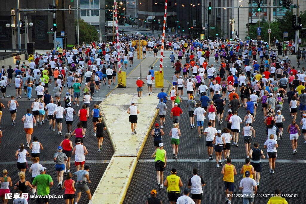 城市马拉松赛热闹场景